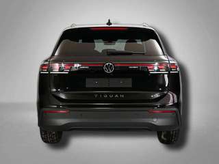 Schräge Frontansicht auf einen Volkswagen Tiguan , freigestellt