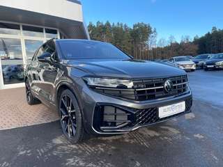 Schräge Frontansicht auf einen Volkswagen Touareg , freigestellt