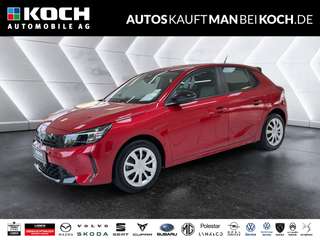 Schräge Frontansicht auf einen Opel Corsa , freigestellt
