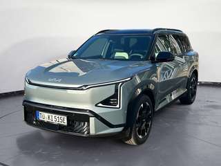 Schräge Frontansicht auf einen Kia EV5 , freigestellt
