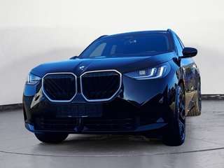 Schräge Frontansicht auf einen BMW X3 , freigestellt