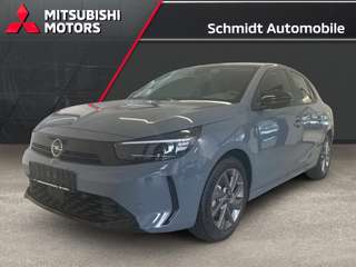 Schräge Frontansicht auf einen Opel Corsa , freigestellt