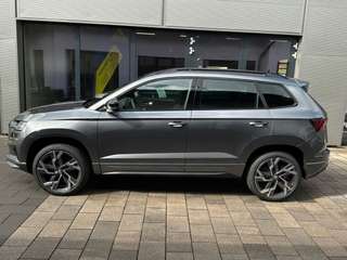 Schräge Frontansicht auf einen Skoda Karoq , freigestellt