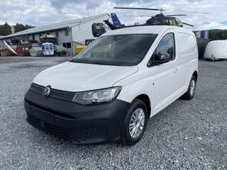Schräge Frontansicht auf einen Volkswagen Caddy , freigestellt