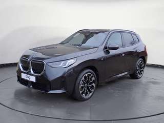 Schräge Frontansicht auf einen BMW X3 , freigestellt