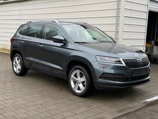 Schräge Frontansicht auf einen Skoda Karoq , freigestellt