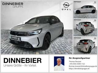 Schräge Frontansicht auf einen Opel Corsa , freigestellt