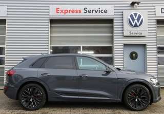 Schräge Frontansicht auf einen Audi Q8 e-tron , freigestellt