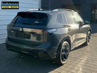 Schräge Frontansicht auf einen Volkswagen Tiguan , freigestellt