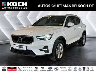 Schräge Frontansicht auf einen Volvo XC40 , freigestellt
