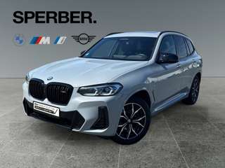 Schräge Frontansicht auf einen BMW X3 , freigestellt