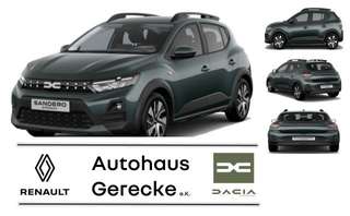 Schräge Frontansicht auf einen Dacia Sandero , freigestellt