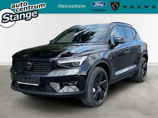 Schräge Frontansicht auf einen Volvo XC40 , freigestellt