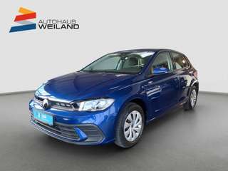 Schräge Frontansicht auf einen Volkswagen Polo , freigestellt