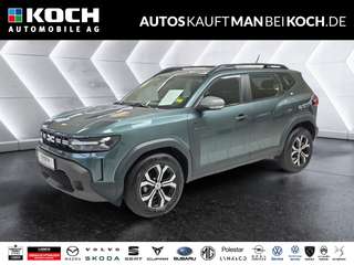 Schräge Frontansicht auf einen Dacia Duster , freigestellt