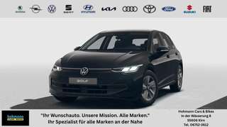 Schräge Frontansicht auf einen Volkswagen Golf , freigestellt