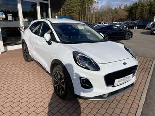 Schräge Frontansicht auf einen Ford Puma , freigestellt
