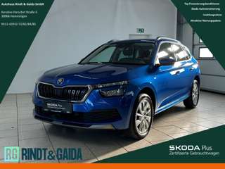 Schräge Frontansicht auf einen Skoda Kamiq , freigestellt