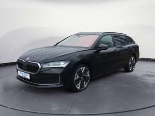 Schräge Frontansicht auf einen Skoda Superb , freigestellt