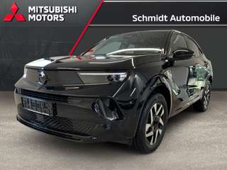Schräge Frontansicht auf einen Opel Mokka , freigestellt