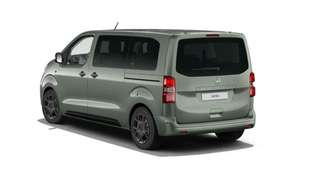 Schräge Frontansicht auf einen Opel Zafira , freigestellt