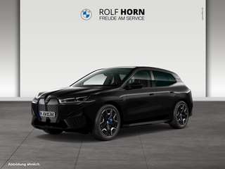 Schräge Frontansicht auf einen BMW iX , freigestellt