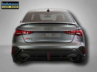 Schräge Frontansicht auf einen Audi RS3 , freigestellt