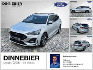 Schräge Frontansicht auf einen Ford Focus , freigestellt