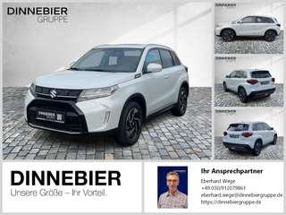 Schräge Frontansicht auf einen Suzuki Vitara , freigestellt
