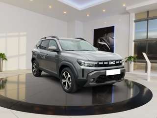 Schräge Frontansicht auf einen Dacia Duster , freigestellt