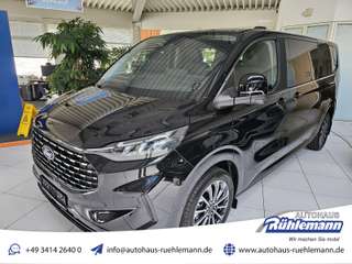 Schräge Frontansicht auf einen Ford Tourneo Custom , freigestellt