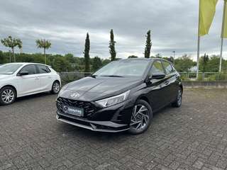 Schräge Frontansicht auf einen Hyundai i20 , freigestellt
