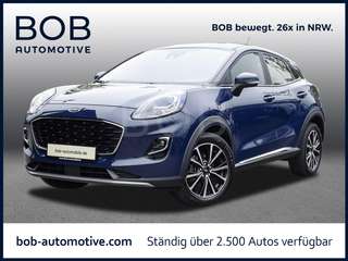 Schräge Frontansicht auf einen Ford Puma , freigestellt
