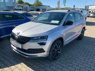Schräge Frontansicht auf einen Skoda Karoq , freigestellt
