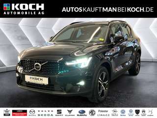 Schräge Frontansicht auf einen Volvo XC40 , freigestellt