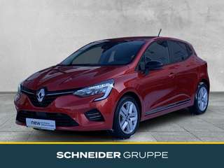 Schräge Frontansicht auf einen Renault Clio , freigestellt