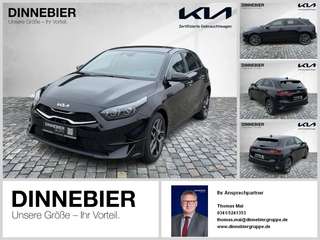 Schräge Frontansicht auf einen Kia cee'd , freigestellt