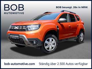 Schräge Frontansicht auf einen Dacia Duster , freigestellt