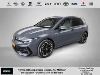 Schräge Frontansicht auf einen Volkswagen Golf , freigestellt
