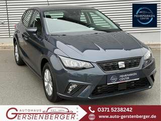 Schräge Frontansicht auf einen SEAT Ibiza , freigestellt