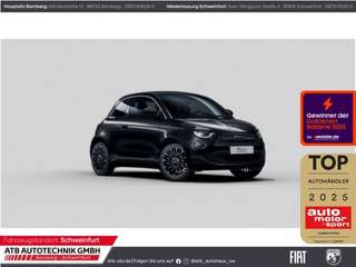 Schräge Frontansicht auf einen Fiat 500 , freigestellt