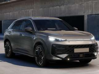 Schräge Frontansicht auf einen Volkswagen T-Roc , freigestellt