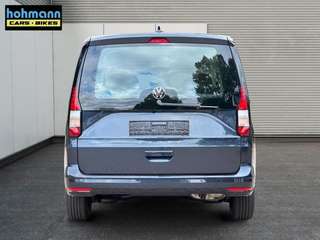 Schräge Frontansicht auf einen Volkswagen Caddy , freigestellt
