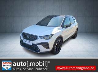 Schräge Frontansicht auf einen SEAT Arona , freigestellt