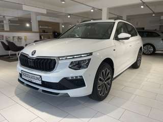Schräge Frontansicht auf einen Skoda Kamiq , freigestellt
