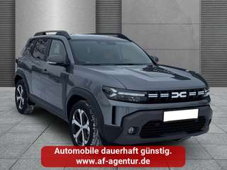 Schräge Frontansicht auf einen Dacia Duster , freigestellt
