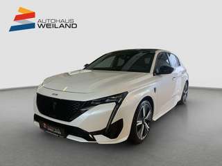 Schräge Frontansicht auf einen Peugeot 308 , freigestellt