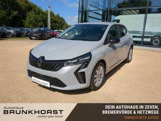 Schräge Frontansicht auf einen Renault Clio , freigestellt