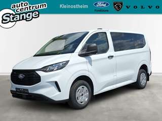 Schräge Frontansicht auf einen Ford Transit Custom , freigestellt