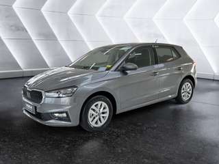 Schräge Frontansicht auf einen Skoda Fabia , freigestellt
